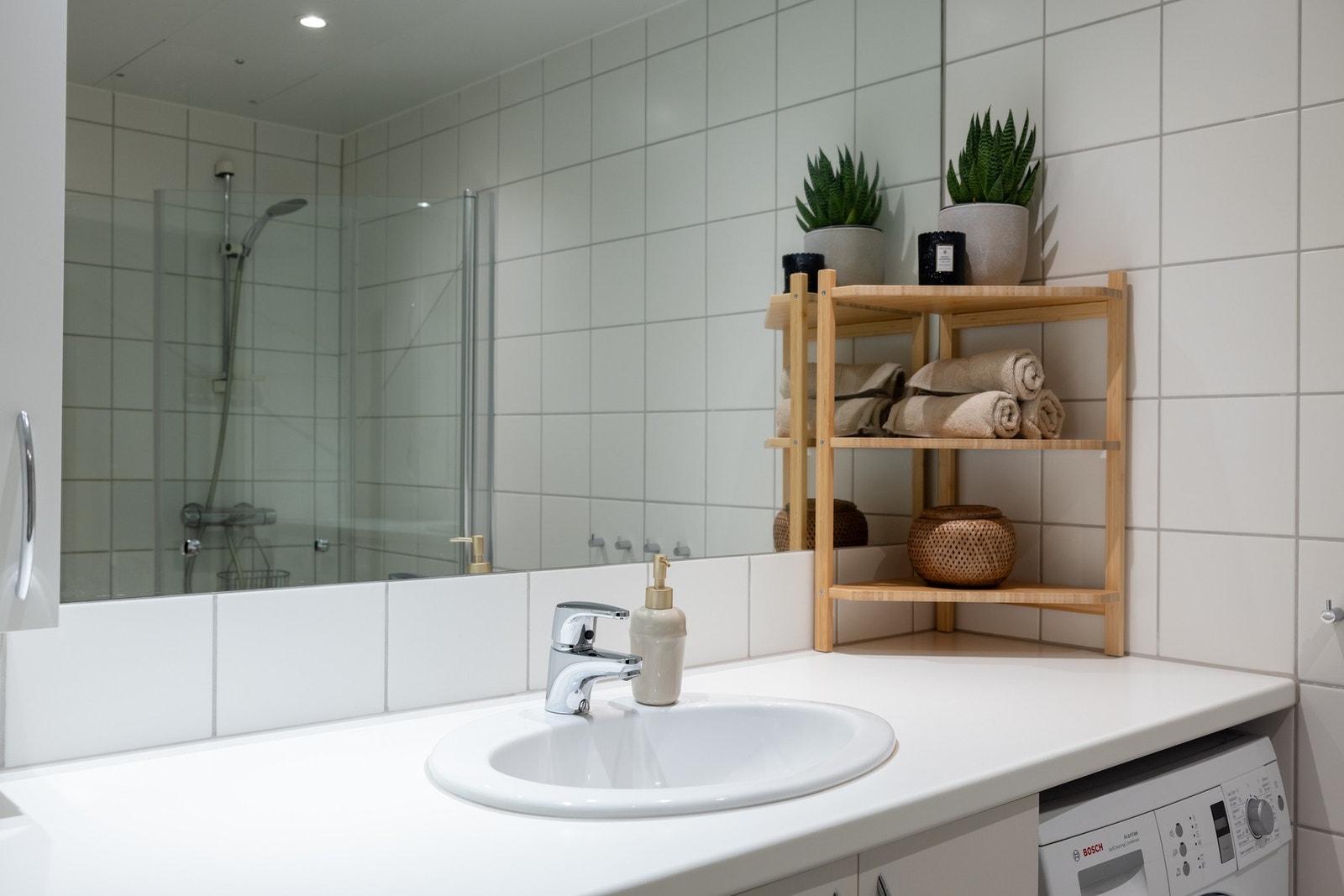 Innredningen består av servant på underskap og et heldekkende speil. Galleribilde