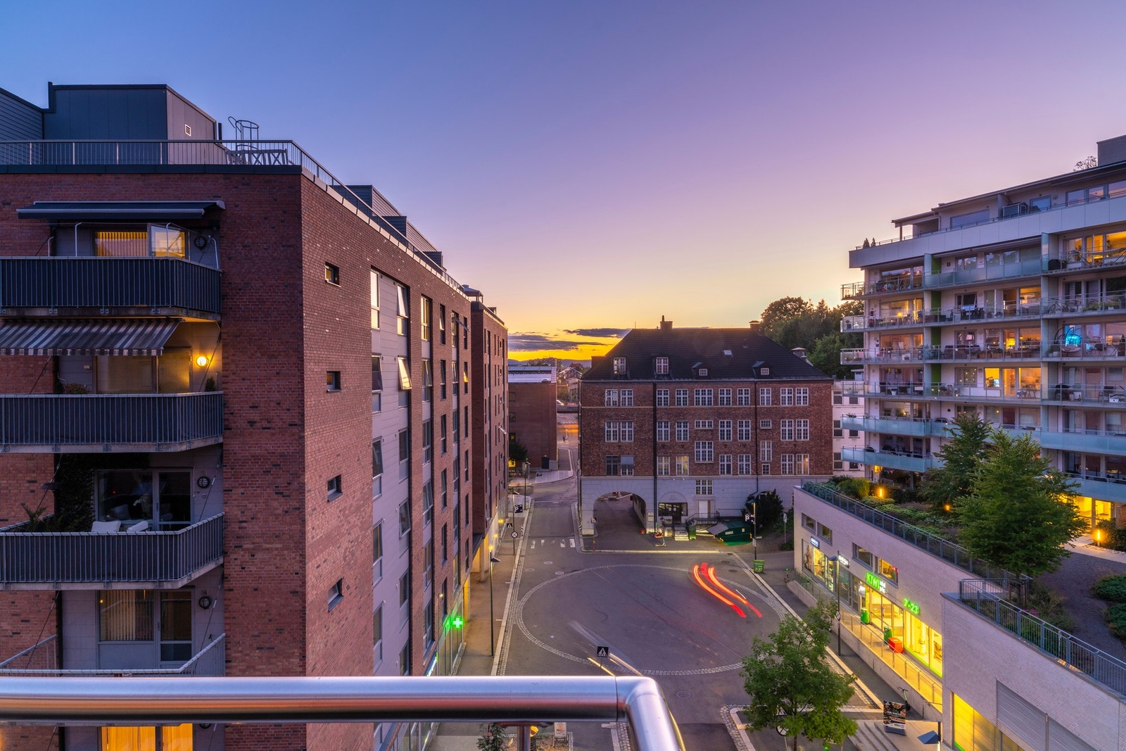 Her finner du blant annet matbutikk, apotek, skredder og renseri rett utenfor døren! Galleribilde