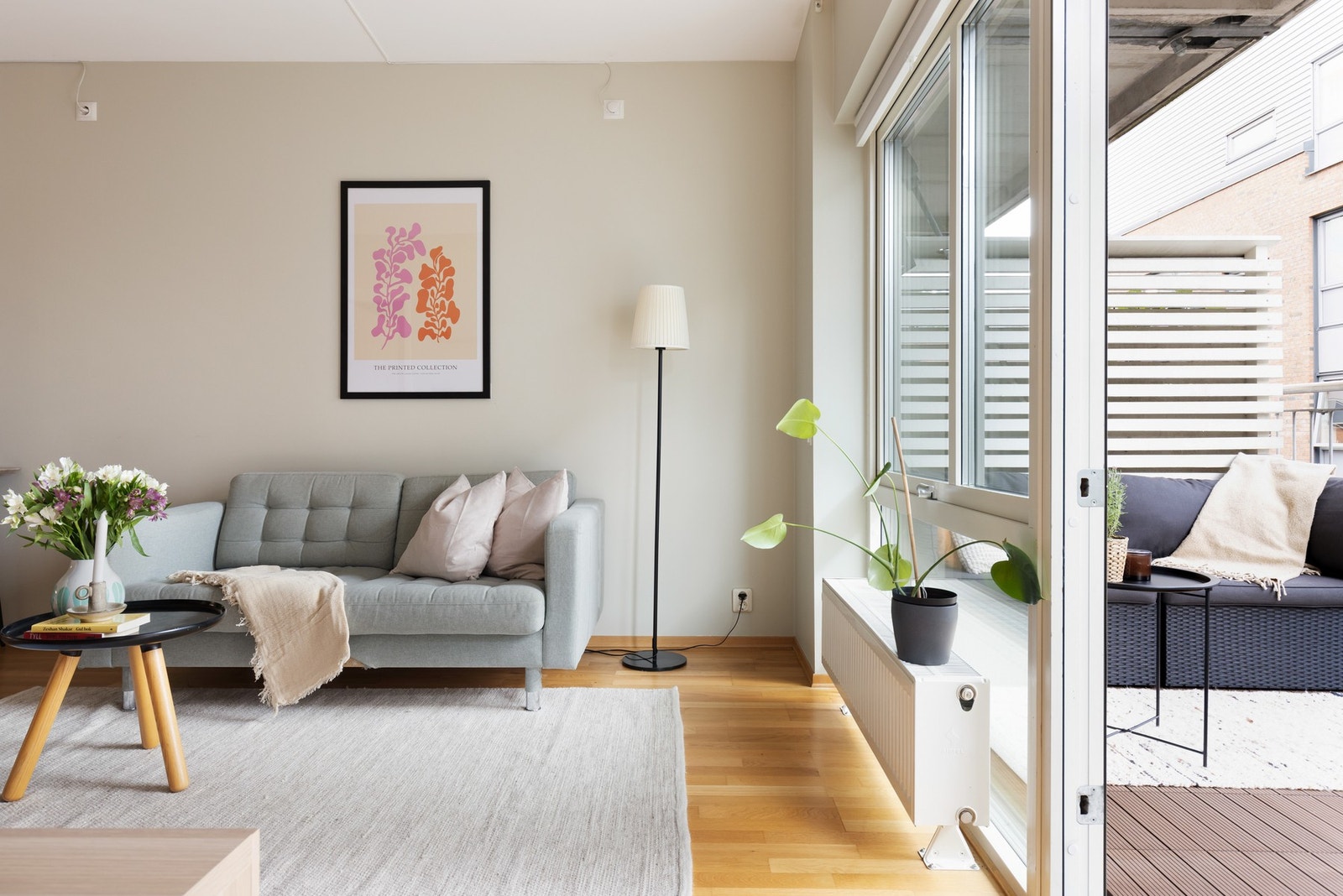 Parkett på gulv og lysmalte overflater. Galleribilde