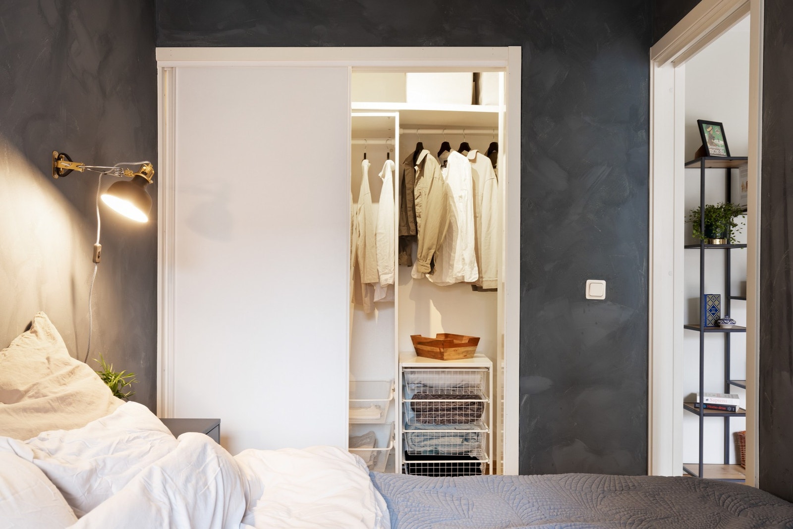 I tilknytning til soverommet er det et walk-in-closet. Galleribilde