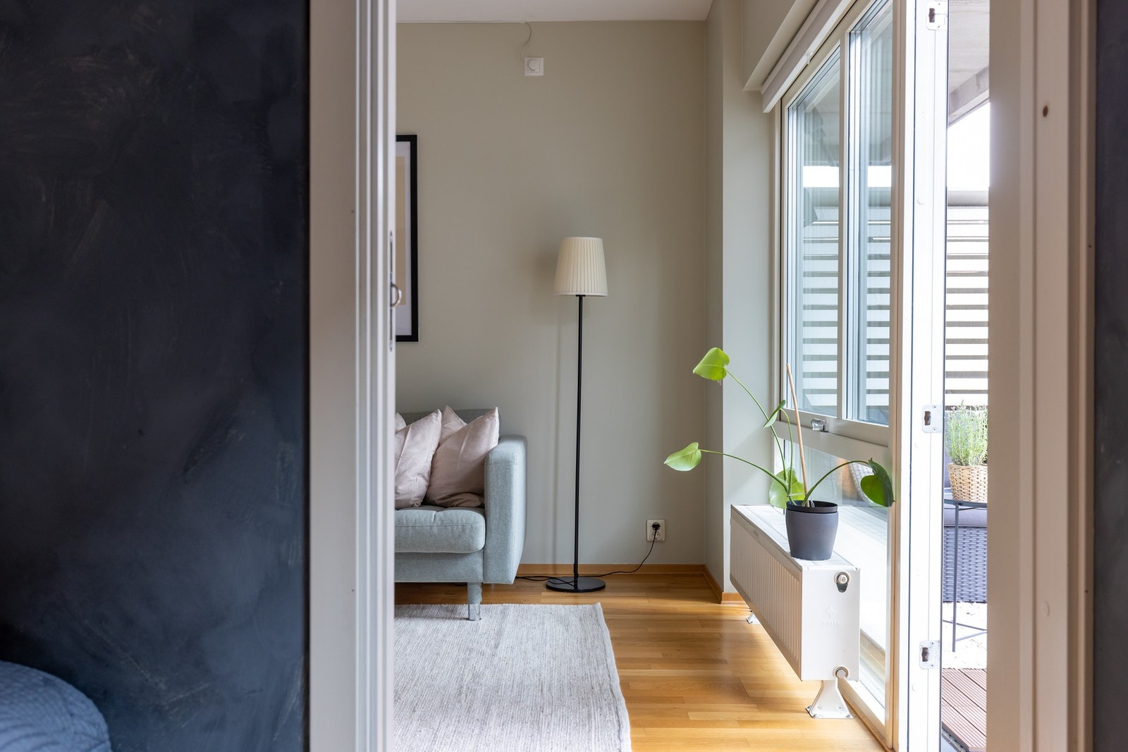 Plassbesparende skyvedører på hver sin side av sengen. Galleribilde