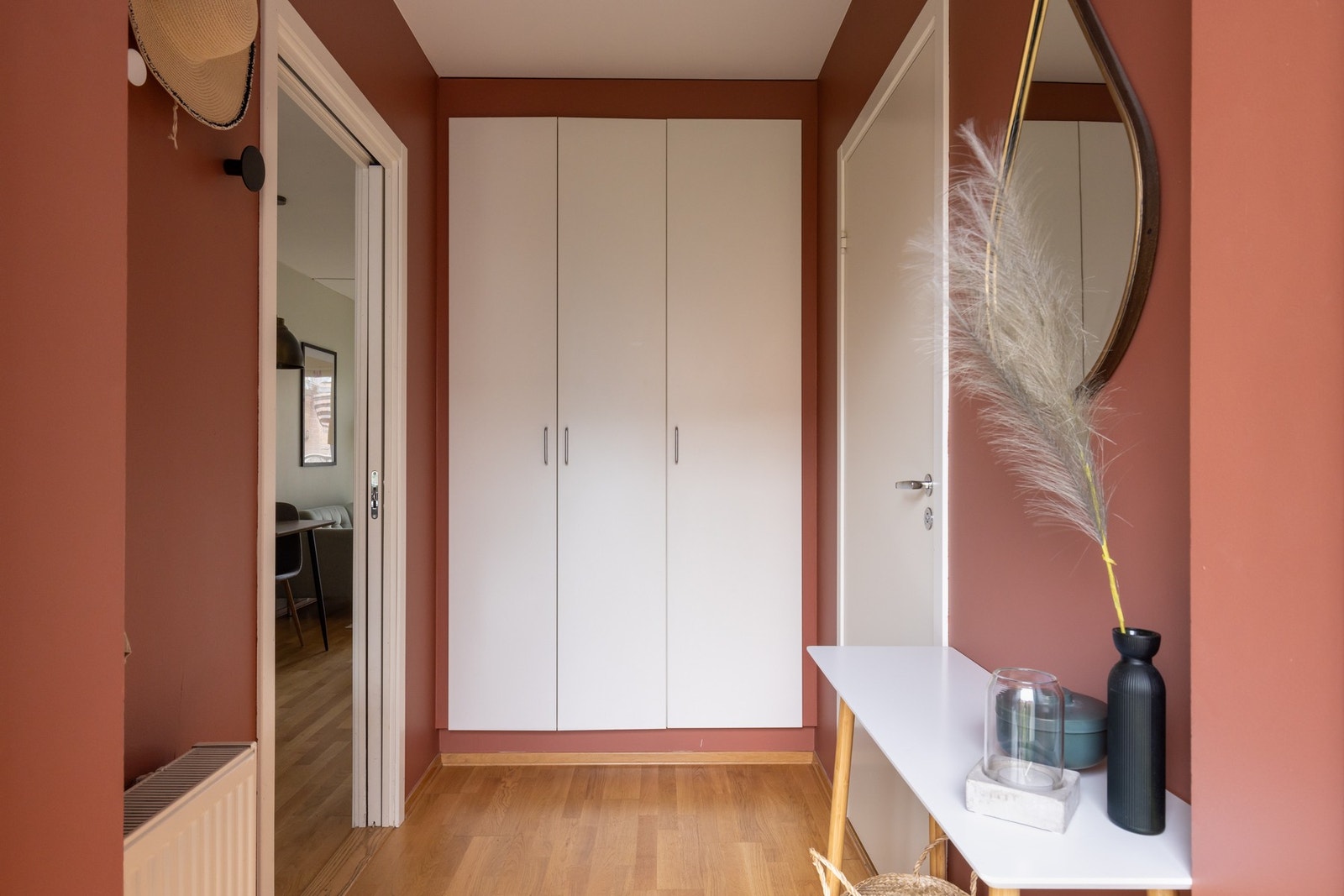 Garderobeløsningen gir godt med plass for yttertøyet ditt og blir selvsagt stående. Galleribilde