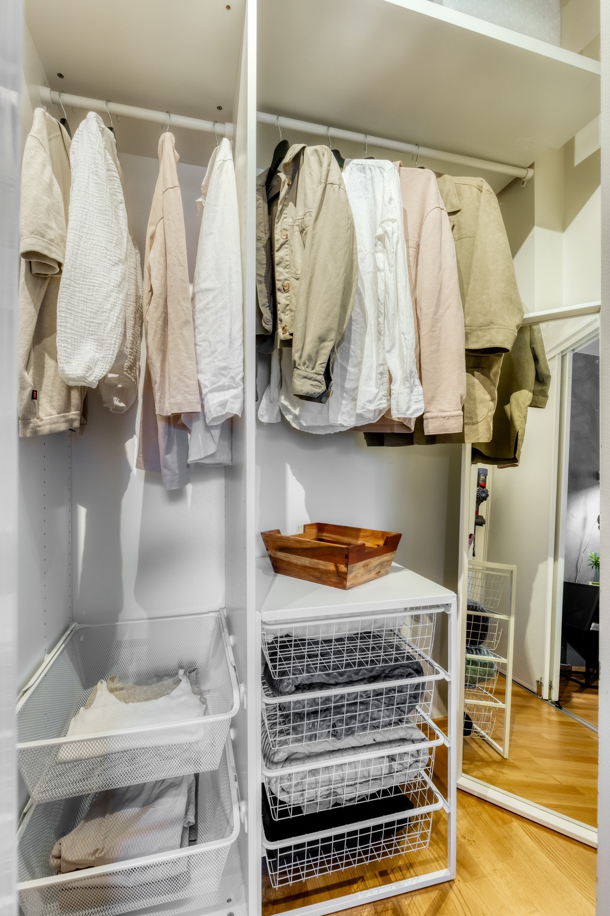 Her er det godt med plass for oppbevaring av klær og mer. Galleribilde