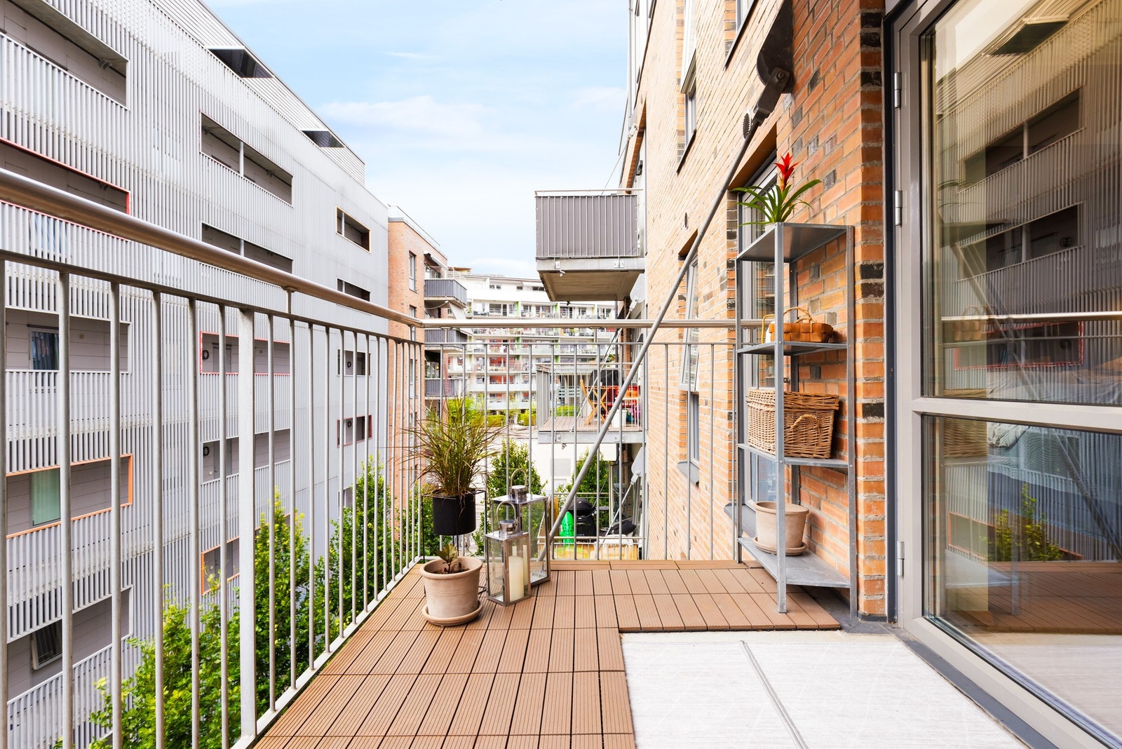 Balkongen blir som en ekstra stue på sommeren hvor du vil tilbringe fine, solrike dager her ute. Galleribilde