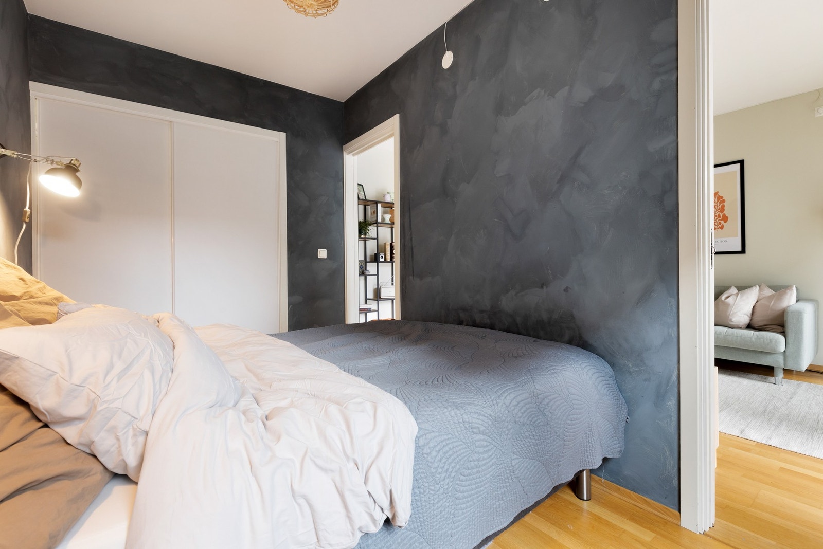 Rommet er malt i lune fargevalg. Galleribilde