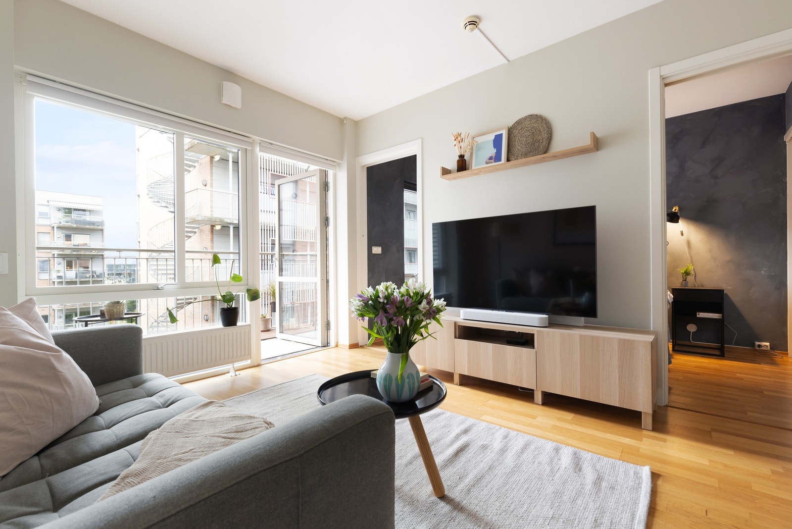 Leiligheten har en godt utnyttet planløsning og store vindusflater som slipper inn godt med naturlig lys og skaper en god romfølelse. Galleribilde