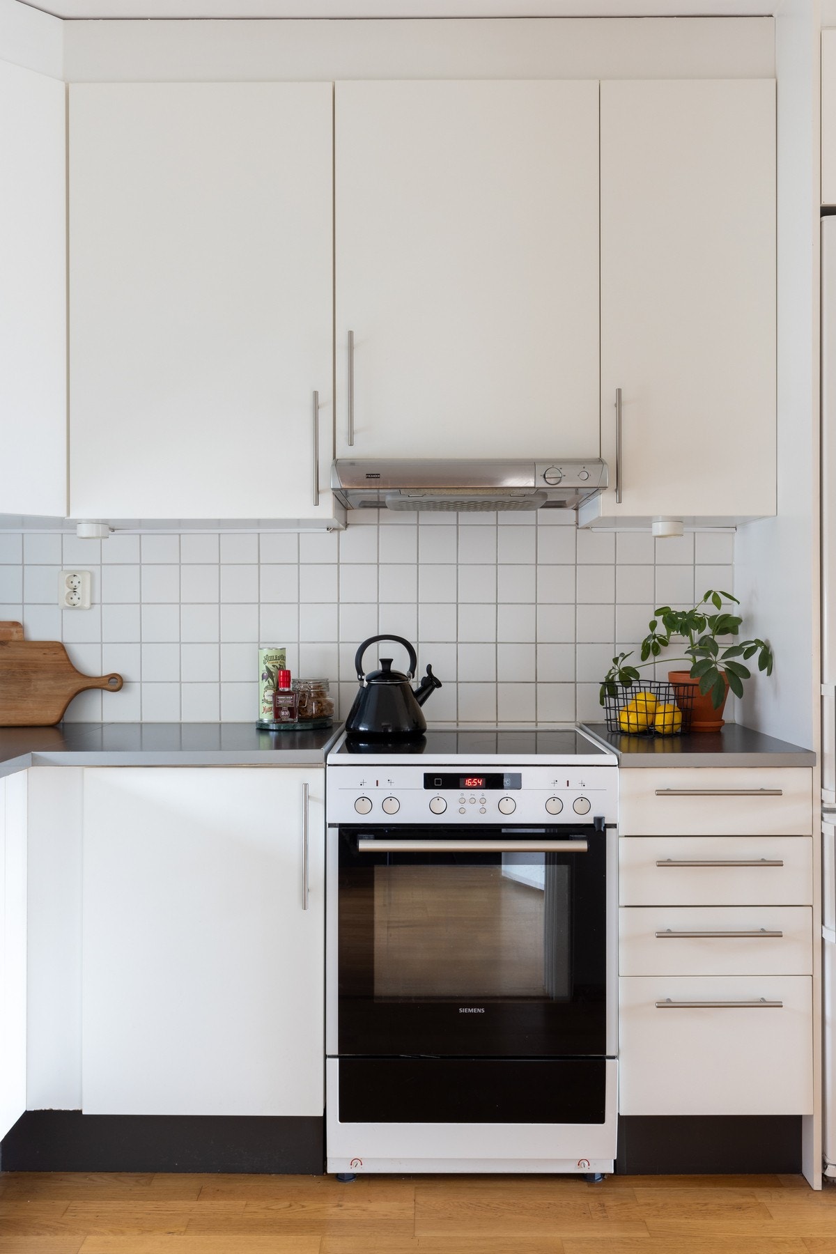 Det er montert belysning og stikkontakter under overskapene. Galleribilde