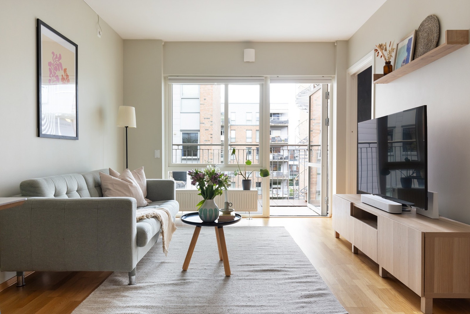 Oppholdsrommet er av god størrelse og gir med det gode møbleringsmuligheter. Galleribilde