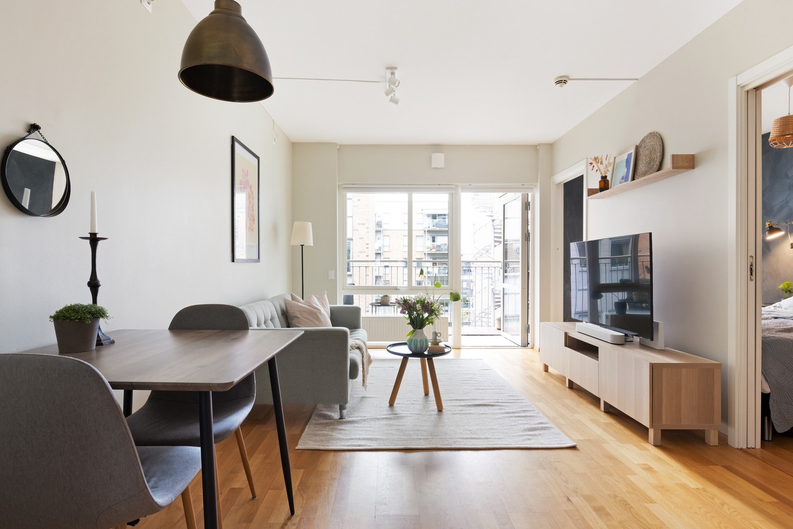 Dette er en lys og pen 2-roms andelsleilighet i 5. etasje fra 2008 med flott beliggenhet i et attraktivt boligområde. Galleribilde