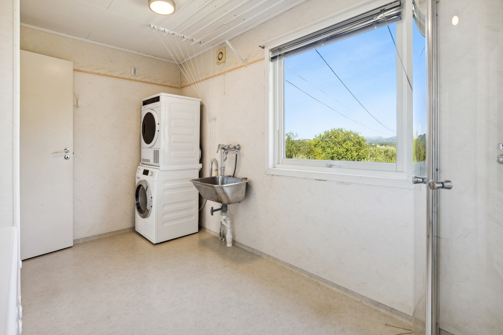 Romslig bade- og vaskerom Galleribilde