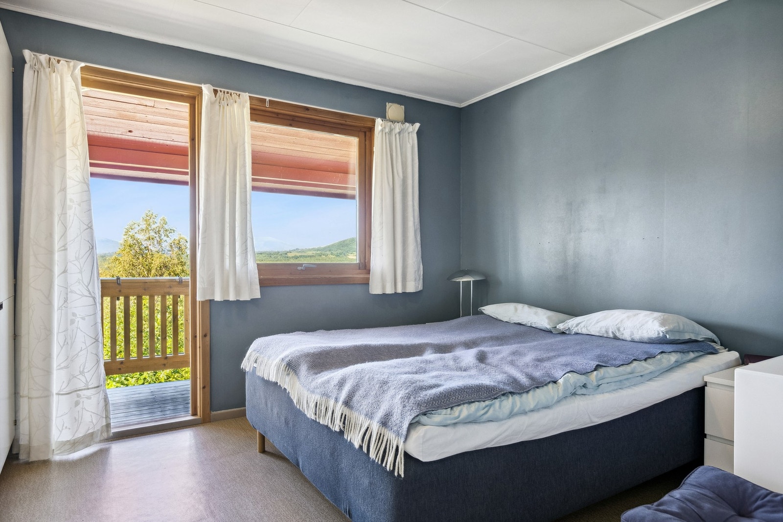 Soverom nr 1 med utgang til overbygd balkong Galleribilde