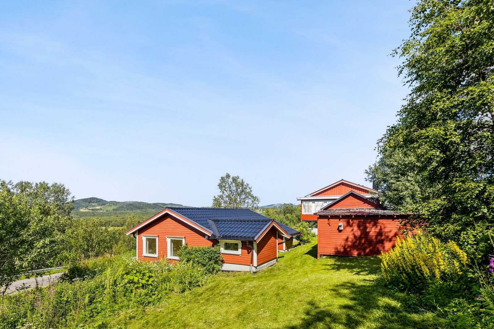 Dette er en koselig og innholdsrik enebolig fordelt over to etasjer, samt garasje og utebod Galleribilde