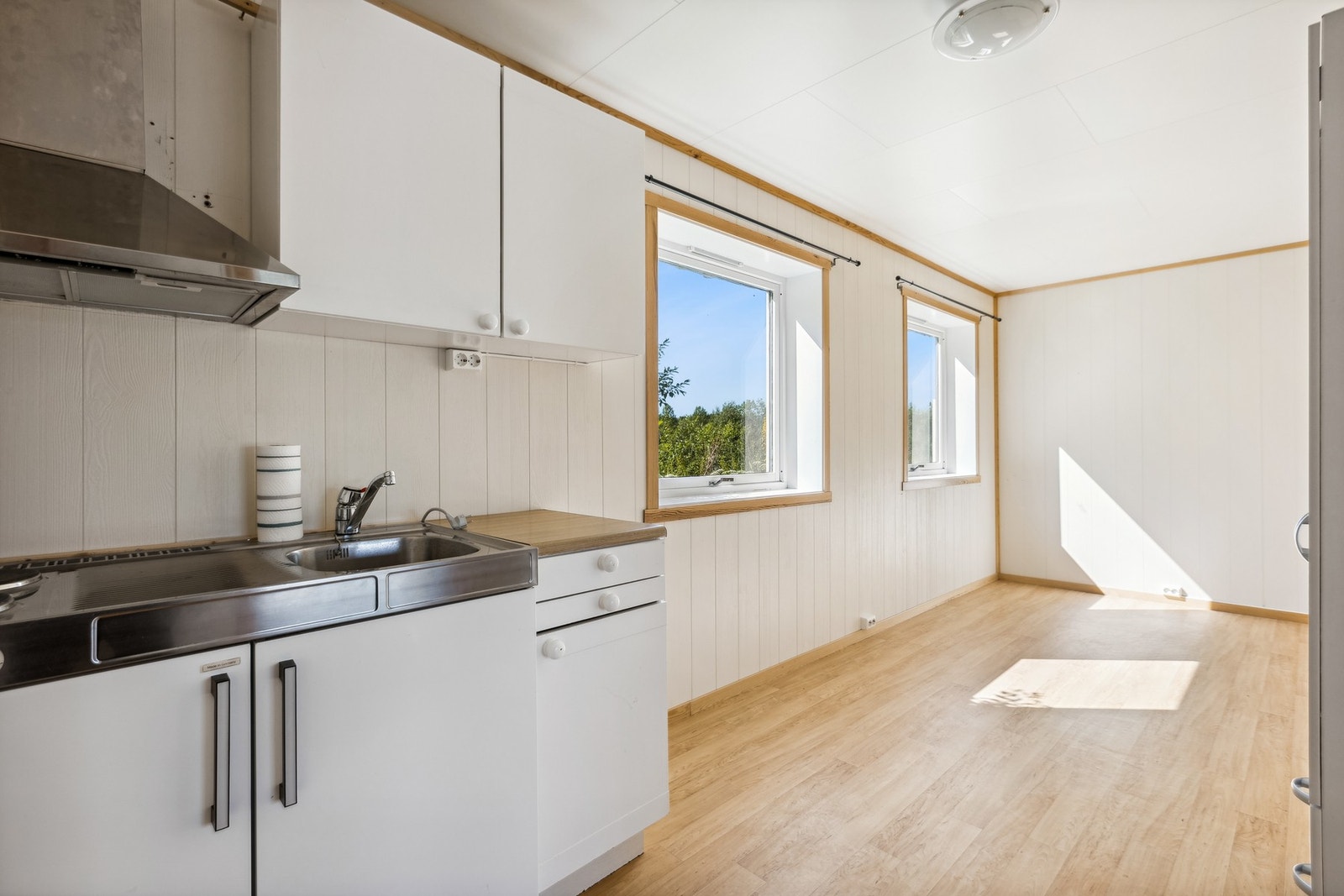 Garasjen har i bakkant stue/kjøkken (ikke søkt godkjent for varig opphold) Galleribilde