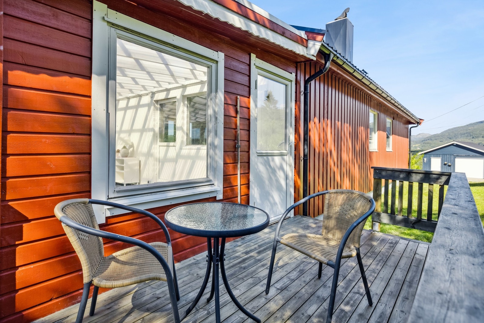 Det er også en uteplass bak vinterhagen med trapp til hagen Galleribilde