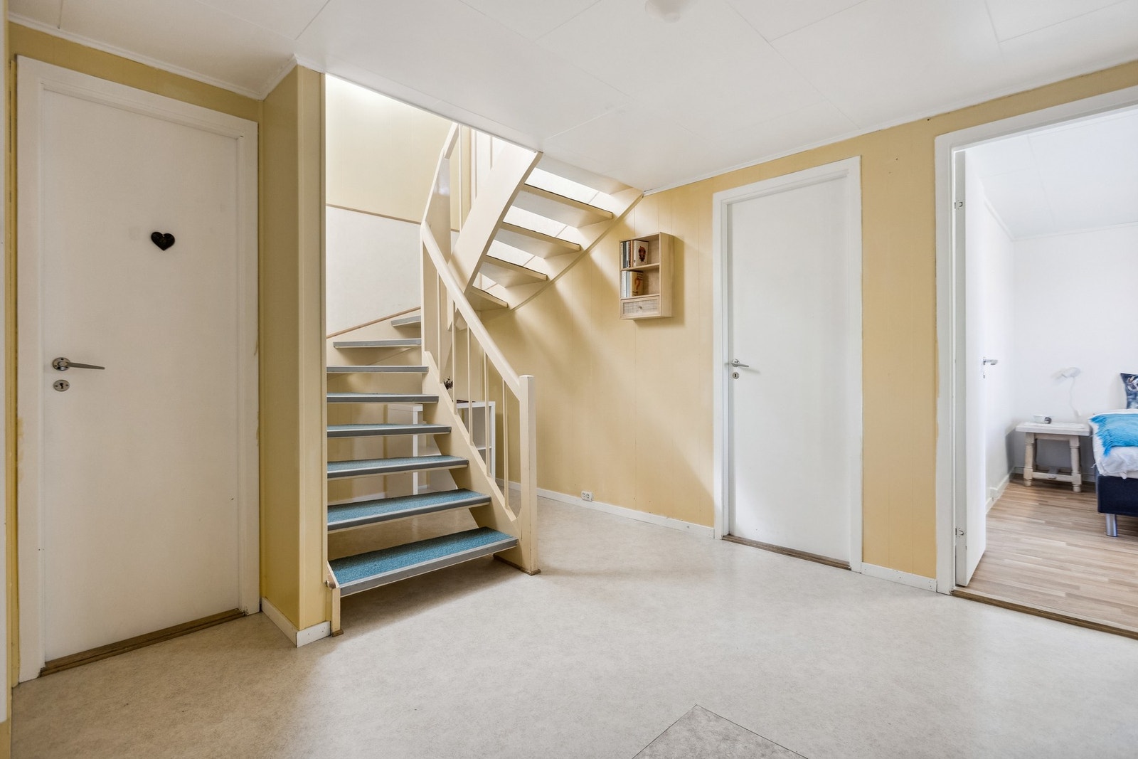 Hall med trapp i underetasjen Galleribilde