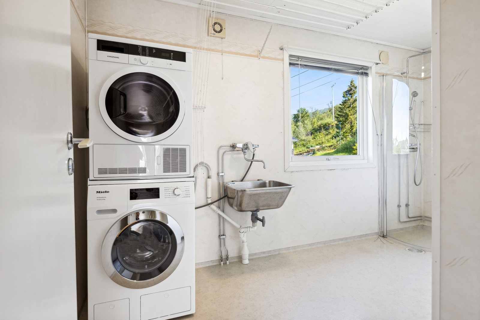 Opplegg for vask/tørk på badet Galleribilde