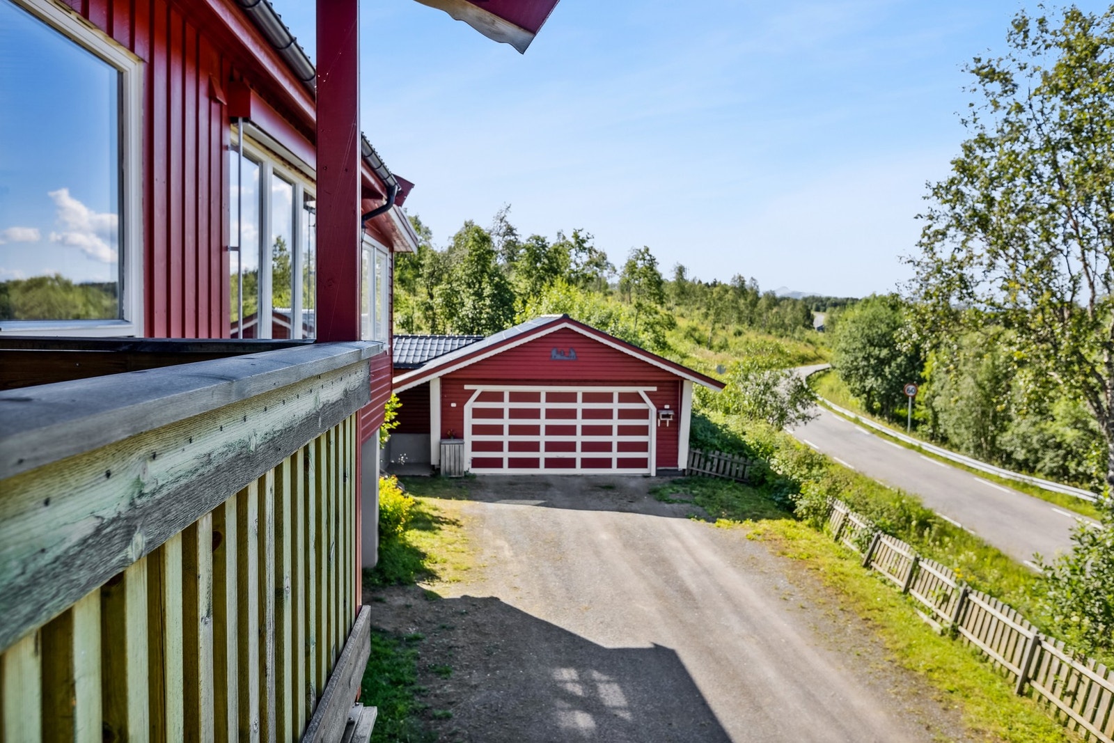 Romslig gruset gårdsplass Galleribilde