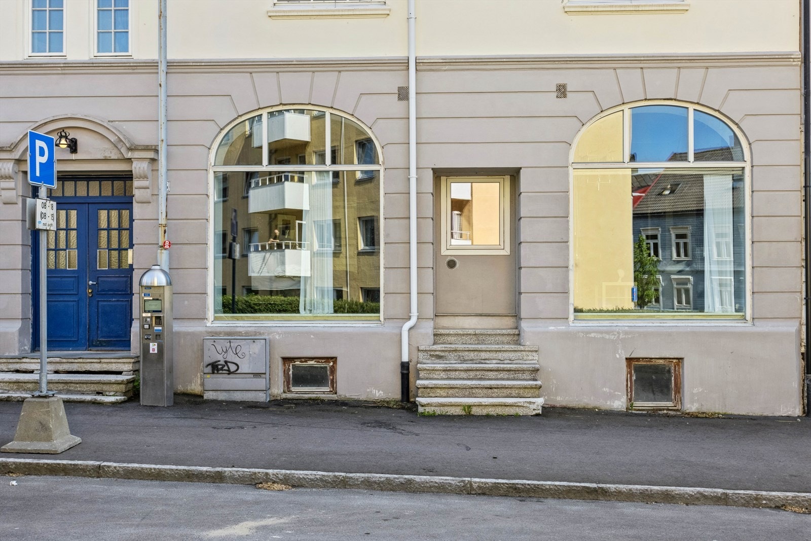 Eiendommen har en attraktiv beliggenhet i sentrum av Trondheim på Møllenberg. Møllenberg er en av Trondheims mest populære bydeler, kjent for sine eldre, sjarmerende småhus, og sentrale beliggenhet med flere parkanlegg, dagligvarebutikker. Galleribilde