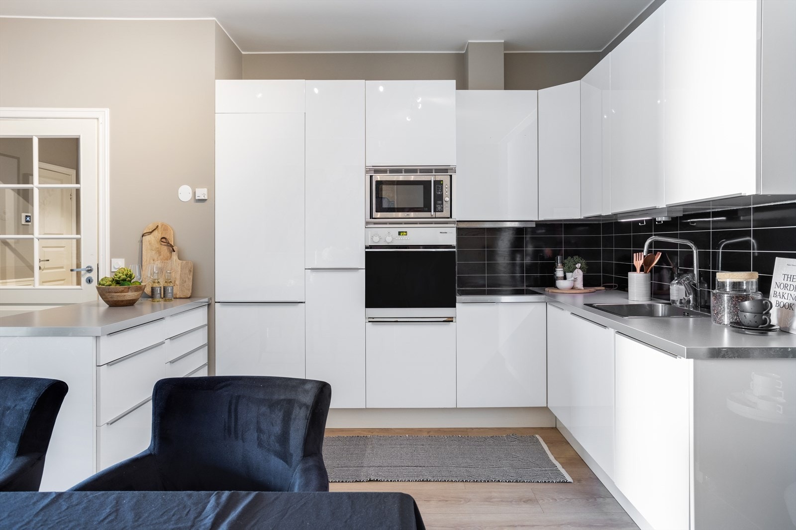 Kjøkkenet har integrert kombiskap, oppvaskmaskin, platetopp, stekeovn og ventilator. Galleribilde