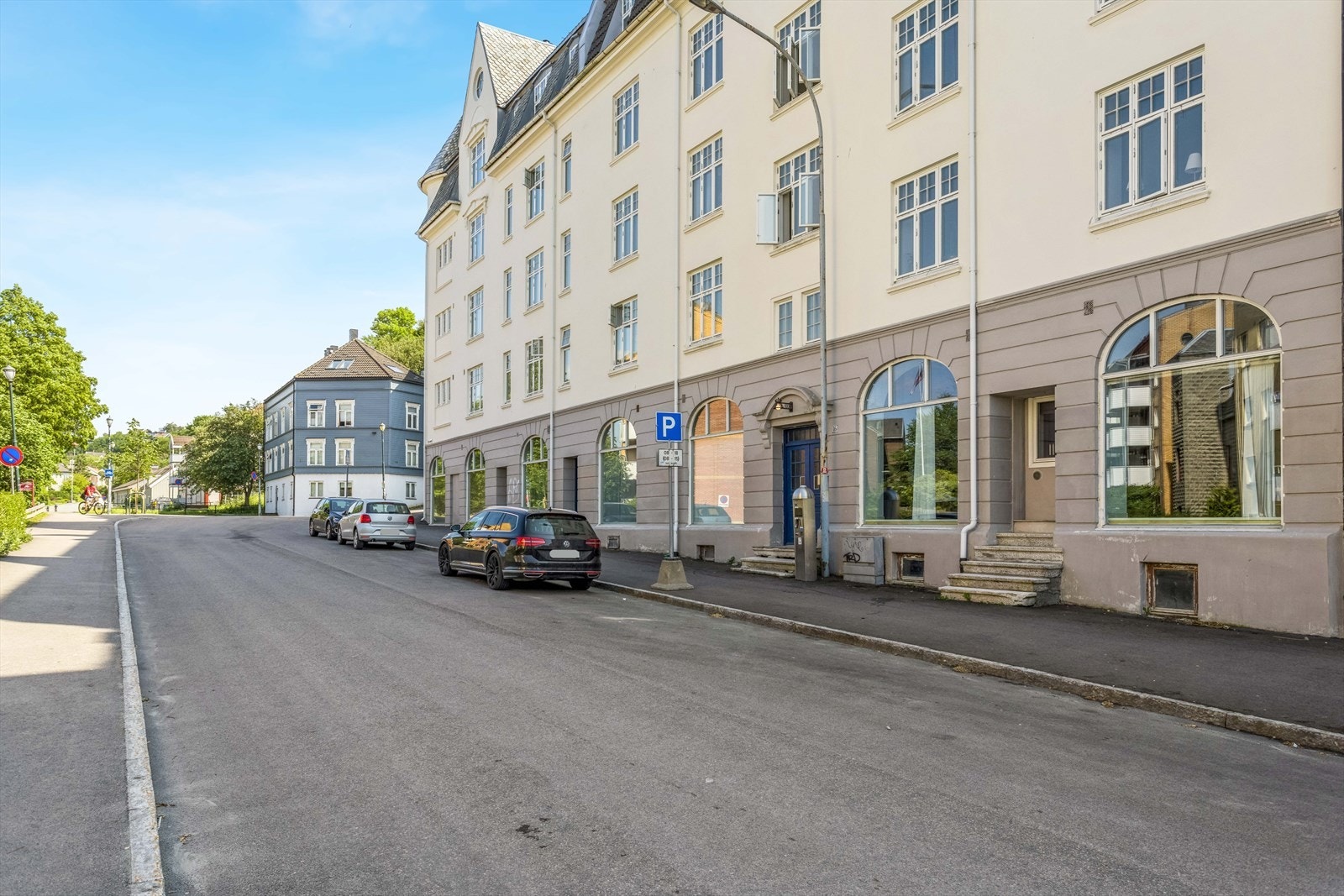 DNB Eiendom og Jørgen Michaelsen ønsker deg velkommen til Gamle Kongevei 16! Leiligheten har egen bi-leilighet med dør i mellom leilighetene. Galleribilde