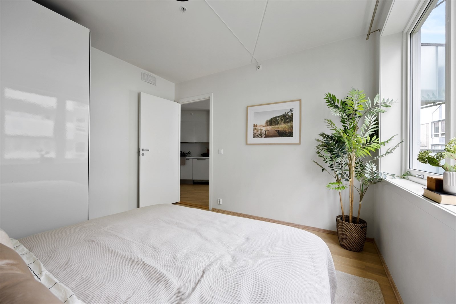 Lyst og innbydende hovedsoverom. Galleribilde