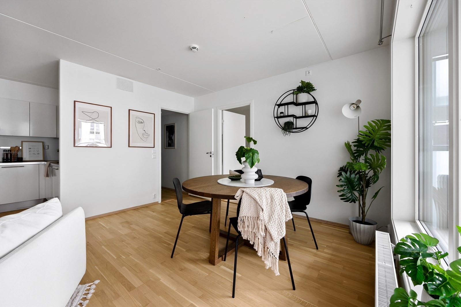 Lys og trivelig plass for spisestuemøblement. Galleribilde