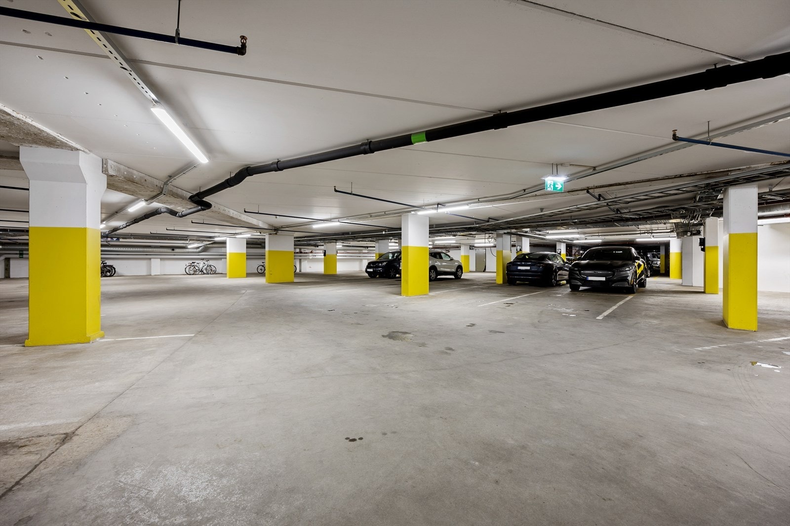 Garasjekjeller under bebyggelsen. Egen p-plass medfølger ikke leiligheten. Det kan leies tilgang til å parkere på ettermiddag/kveld samt helg og helligdager på næringsdelens parkeringsplasser. Spør megler om detaljer. Galleribilde