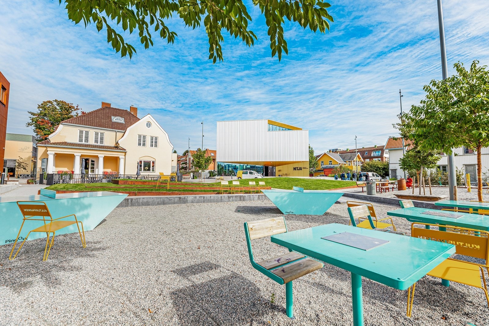 Rikt kulturtilbud i Lillestrøm, bibliotek, lekeplass og koselige serveringssteder. Galleribilde