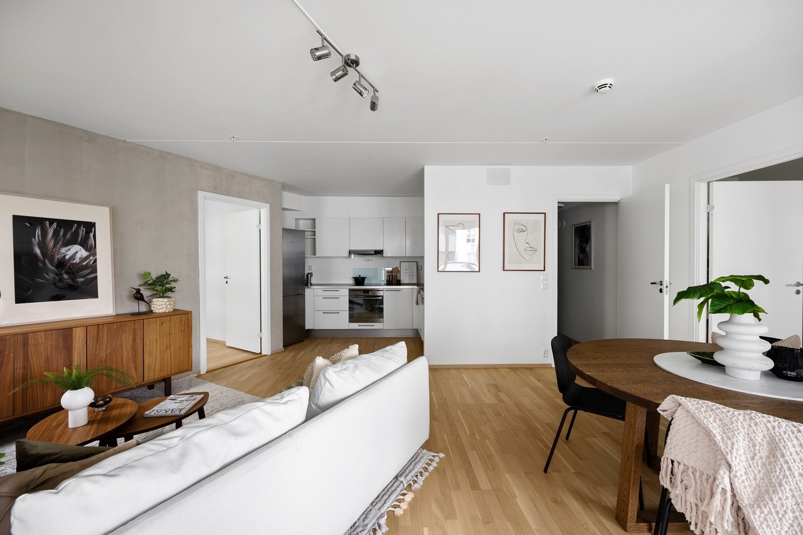 Moderne preg og sosial planløsning med kjøkkenet delvis tilbaketrukket fra stuen. Galleribilde