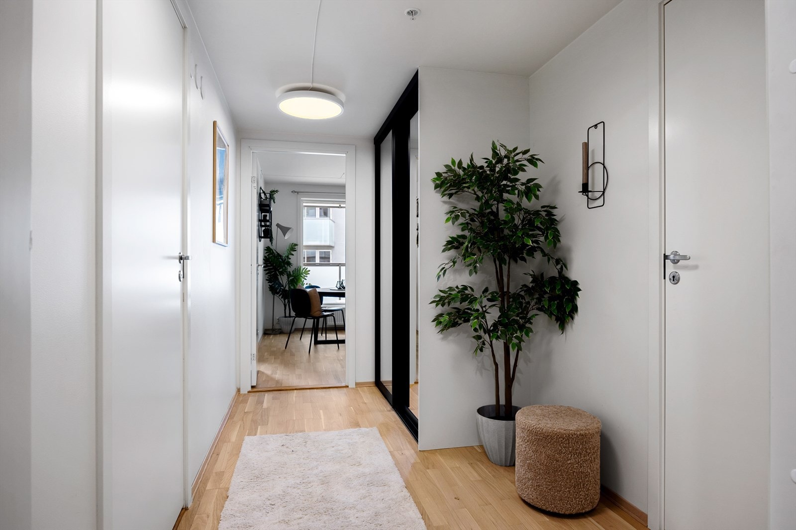 Gang med plassbygd skyvedørsgarderobe. Galleribilde