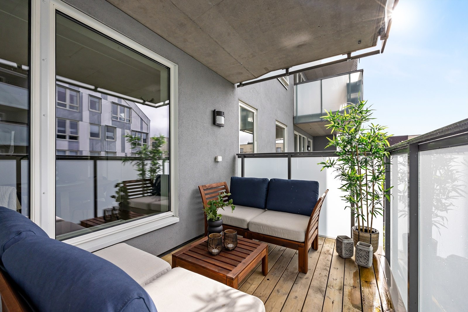 Her er det høyt nok opp til at myggen ikke er plagsom. Frostet glassrekkverk og tredekke på gulv. Galleribilde