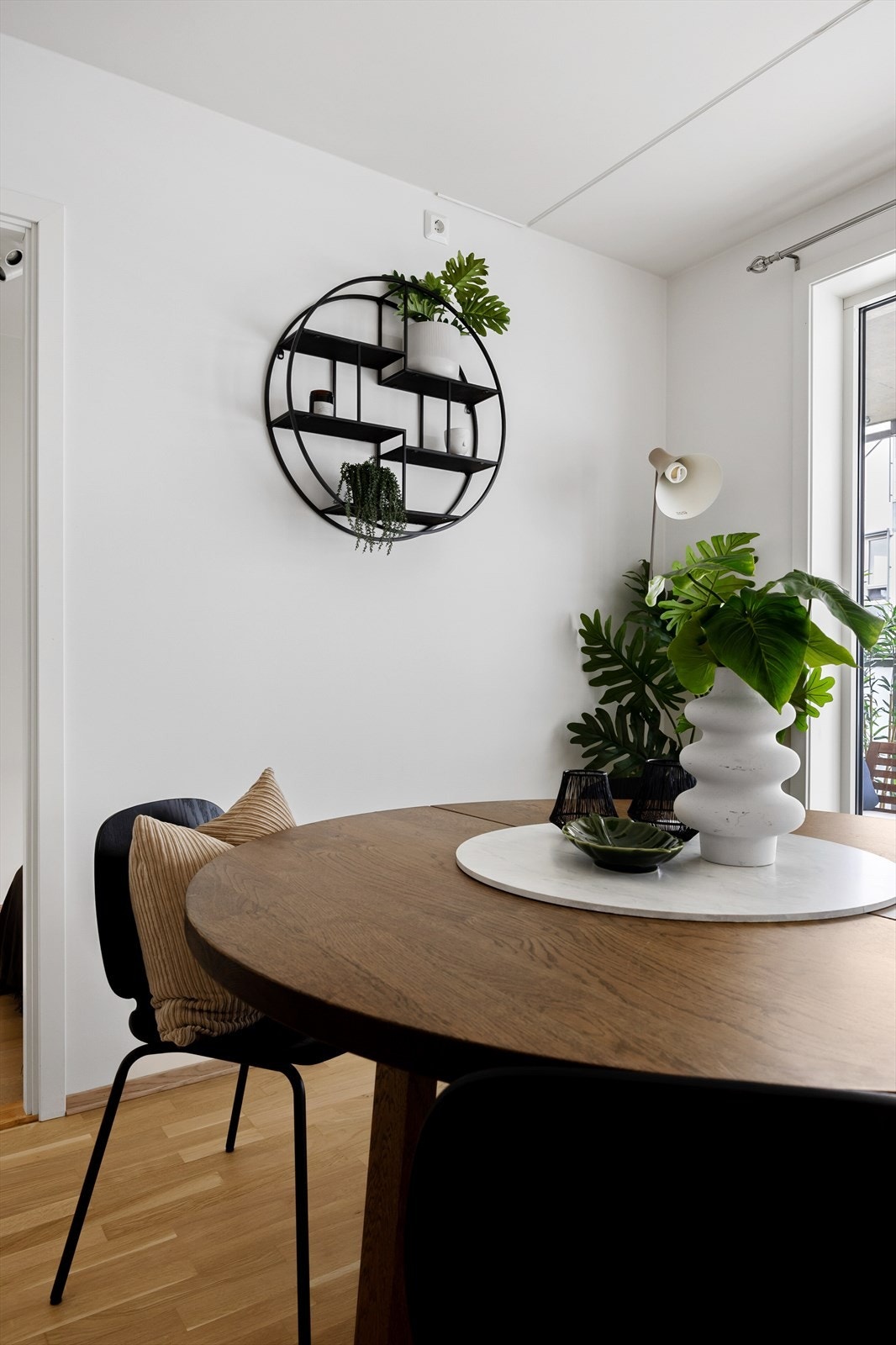 Det er tilrettelagt med stikkontakt beregnet for taklampe ved spisestuen. Galleribilde