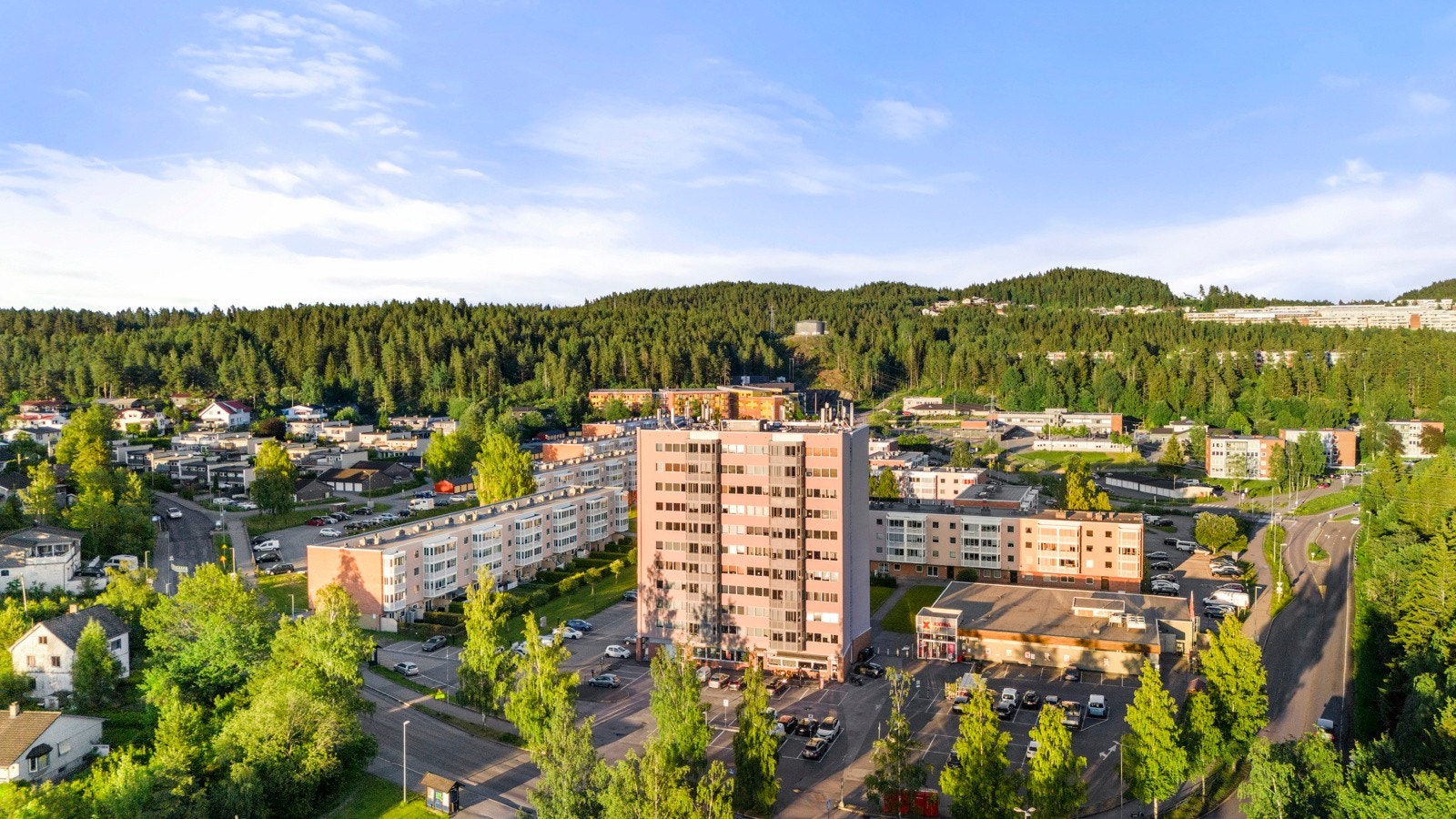 Kort vei til alt av daglige service behov og marka. Galleribilde