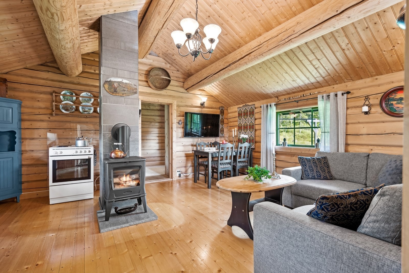 Strategisk plassert i rommet er det plassert en vedovn som sikrer ekstra god temperatur og knitrende hygge på de kalde gråværsdager. Galleribilde