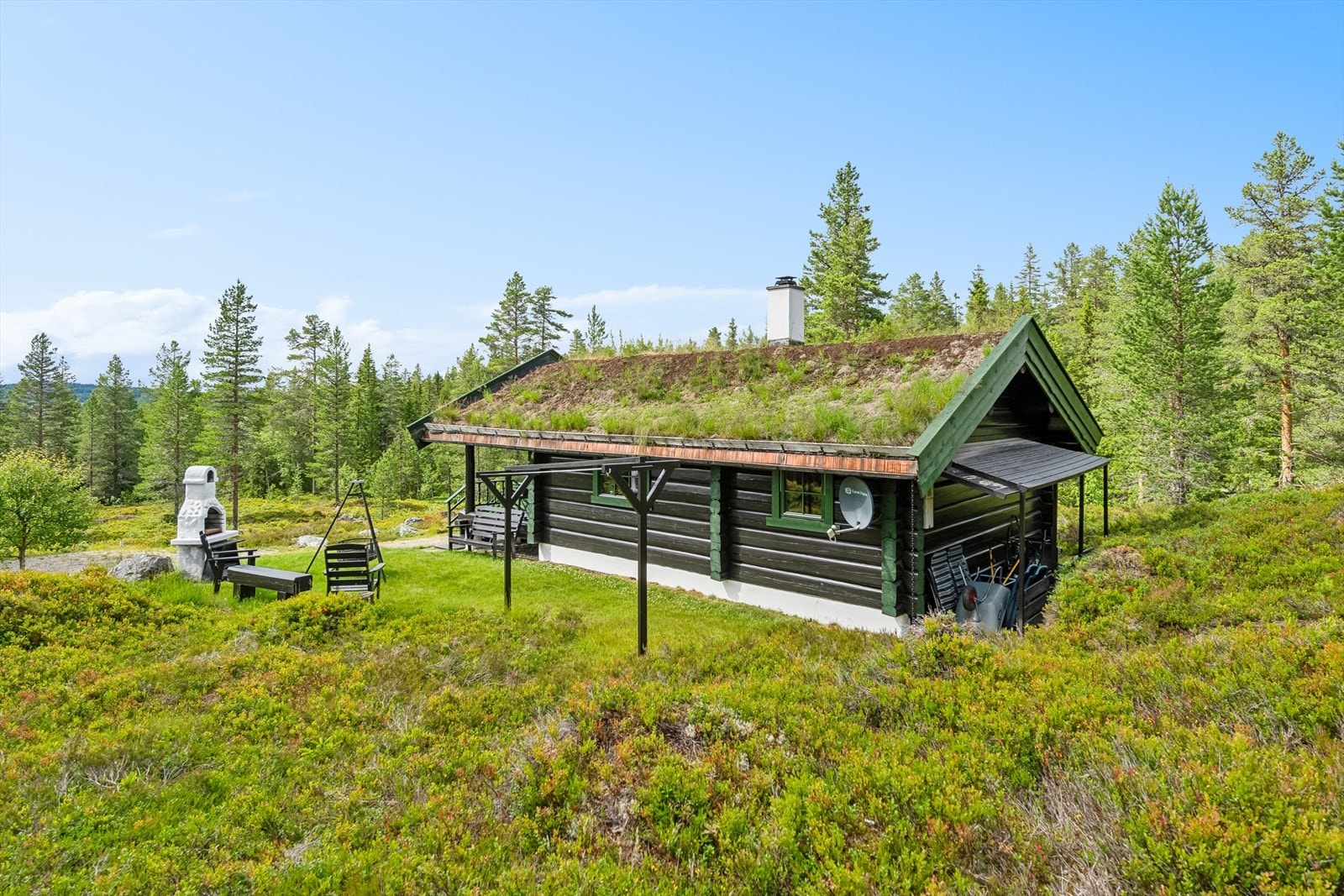 Tomten er terrassert på overflater. Opparbeidelse med plen, grus og naturtomt. I følge NIBIO gårdskart består eiendommen også av 8,2 daa produktiv skog. Galleribilde