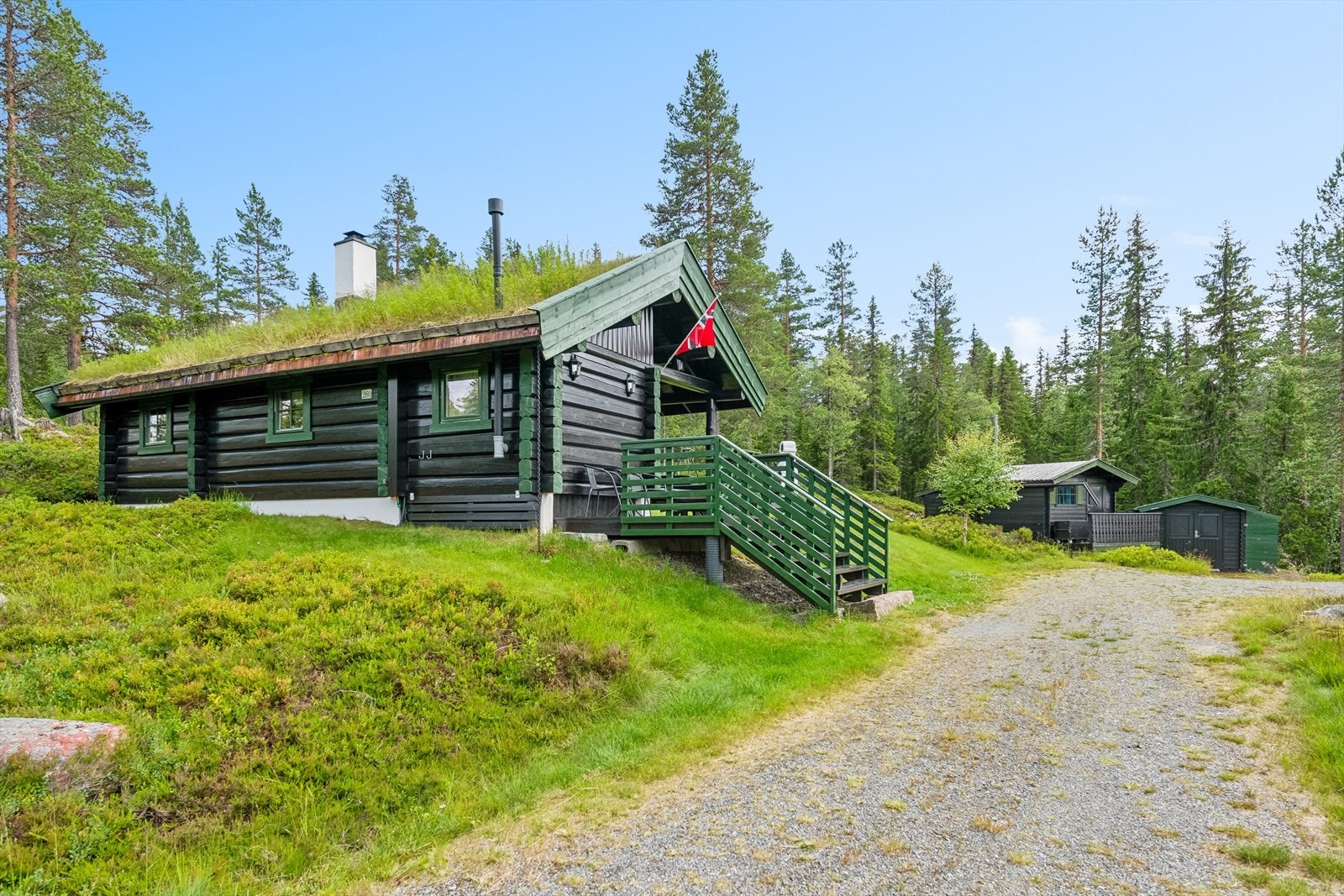 Rostbergvegen 260 innehar et sjarmerende hyttetun bebygget med fritidsbolig, anneks og bod. Galleribilde