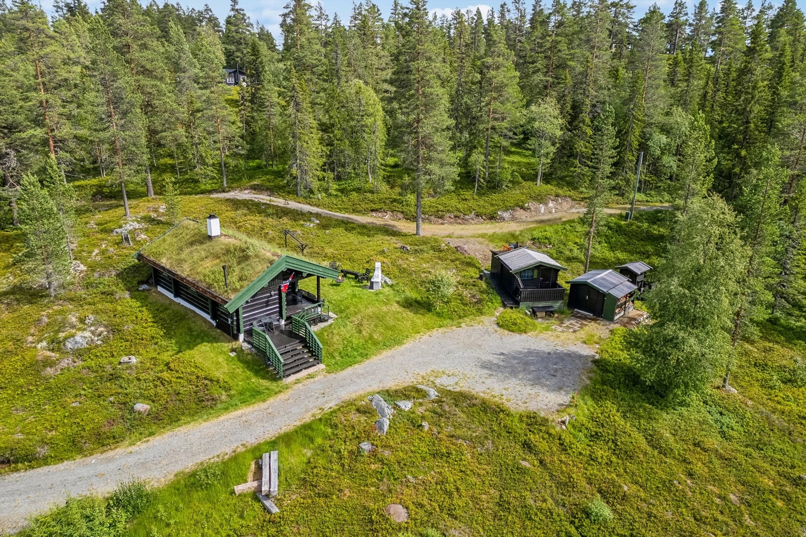 Selve tomten er en svært romslig eiet tomt på ca.12 mål hvor både store og små kan nyte usjenerte og rolige omgivelser uten tett bebyggelse. Galleribilde