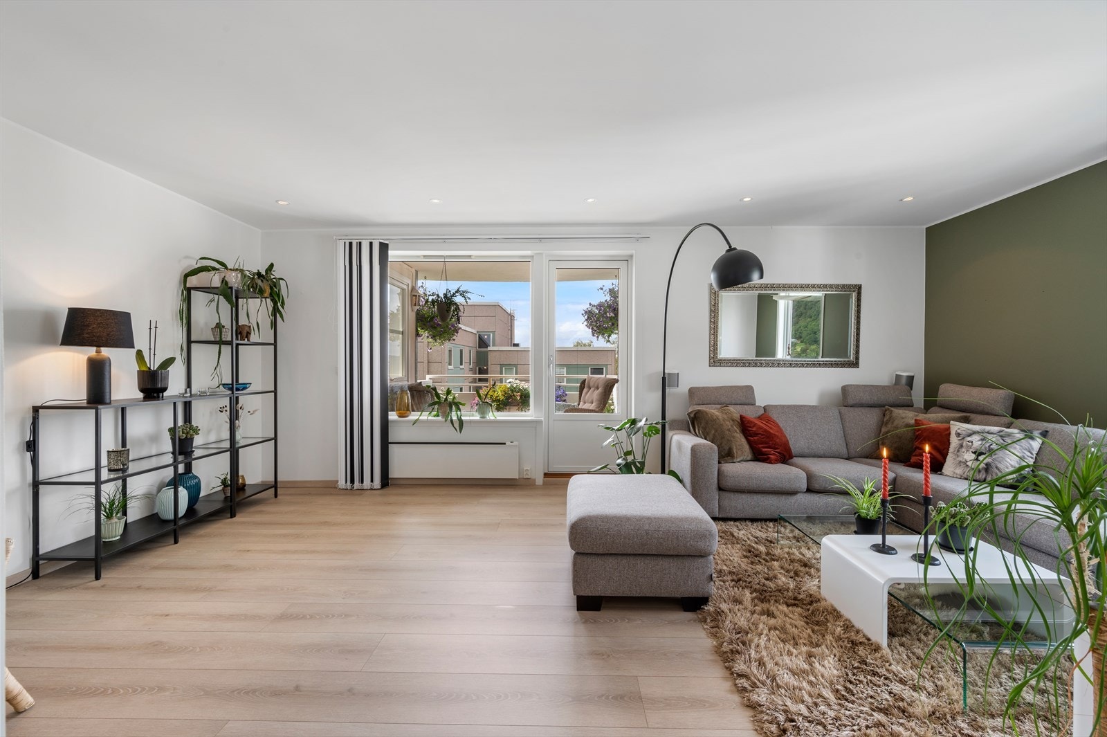 - Leiligheten består av stue, kjøkken/spisestue, tre soverom, bad, WC og entré/gang - Galleribilde