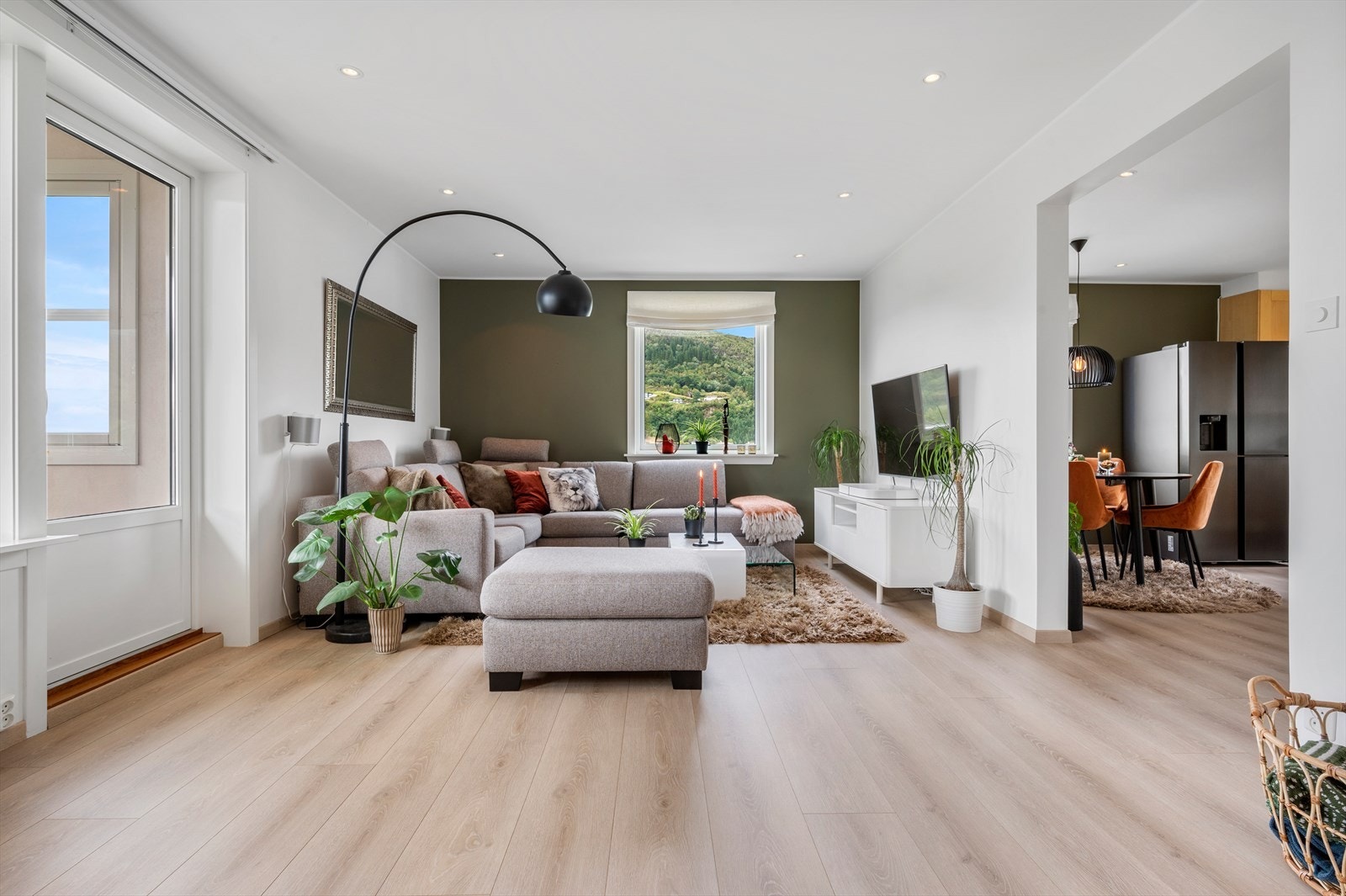 - Stuen har et moderne utseende og måler 23 m² - Galleribilde