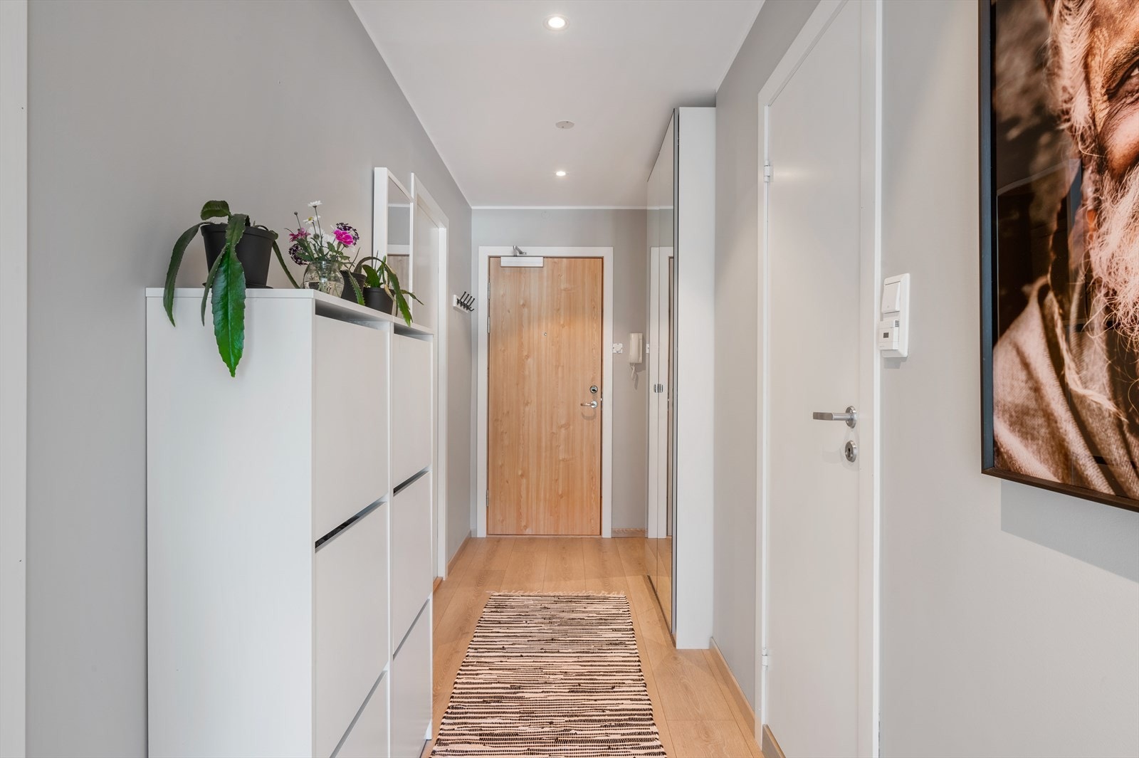- Lys og flott entré/gang som måler 6,7 m² - Galleribilde