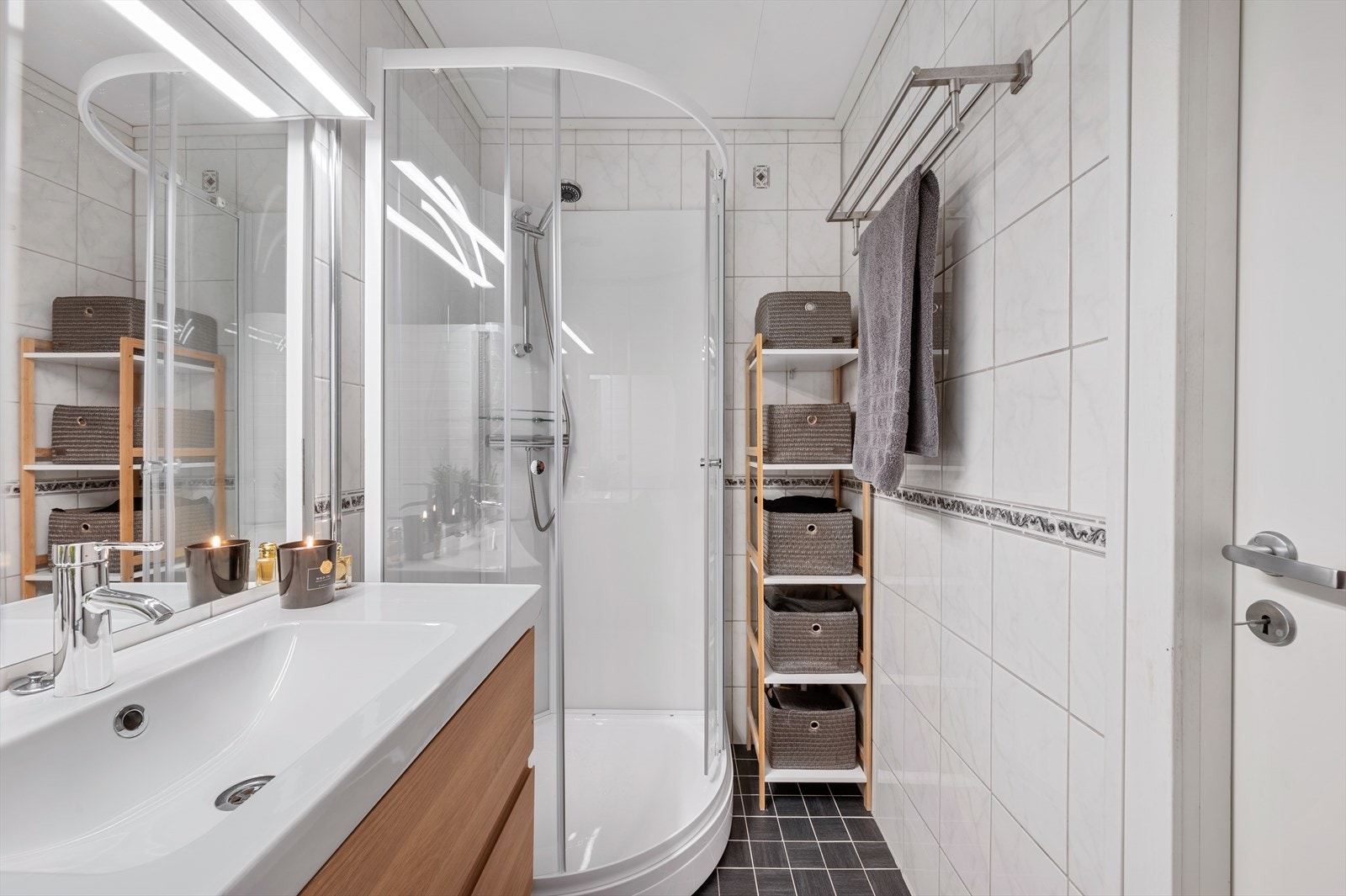 - Badet blir godt varmet opp gjennom varmekabler i gulvet - Galleribilde