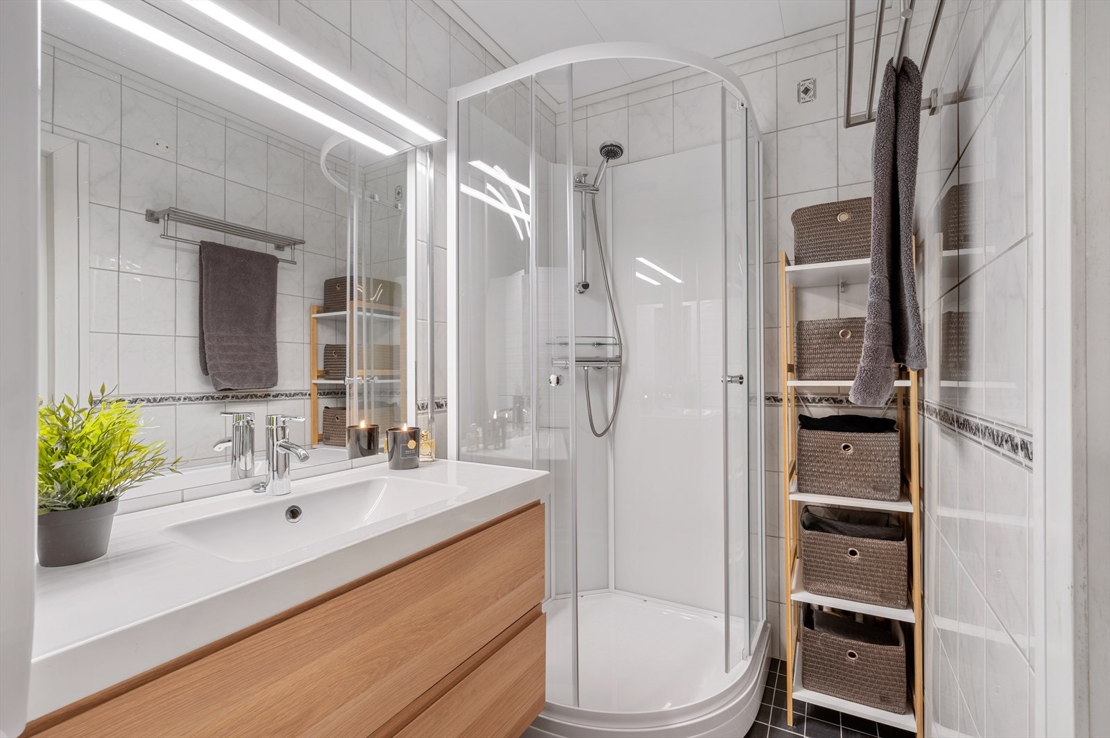 - Badet er lyst og helfliset og måler 4 m² - Galleribilde