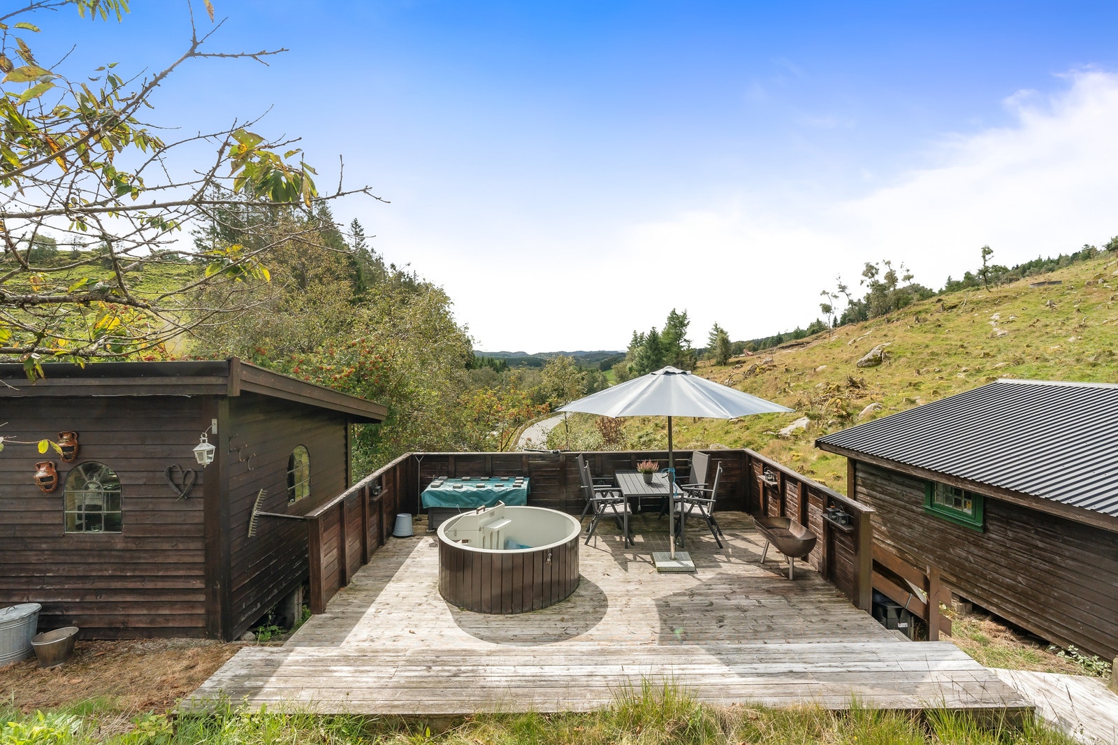 Terrasse med vedfyrt stamp i glassfiber Galleribilde