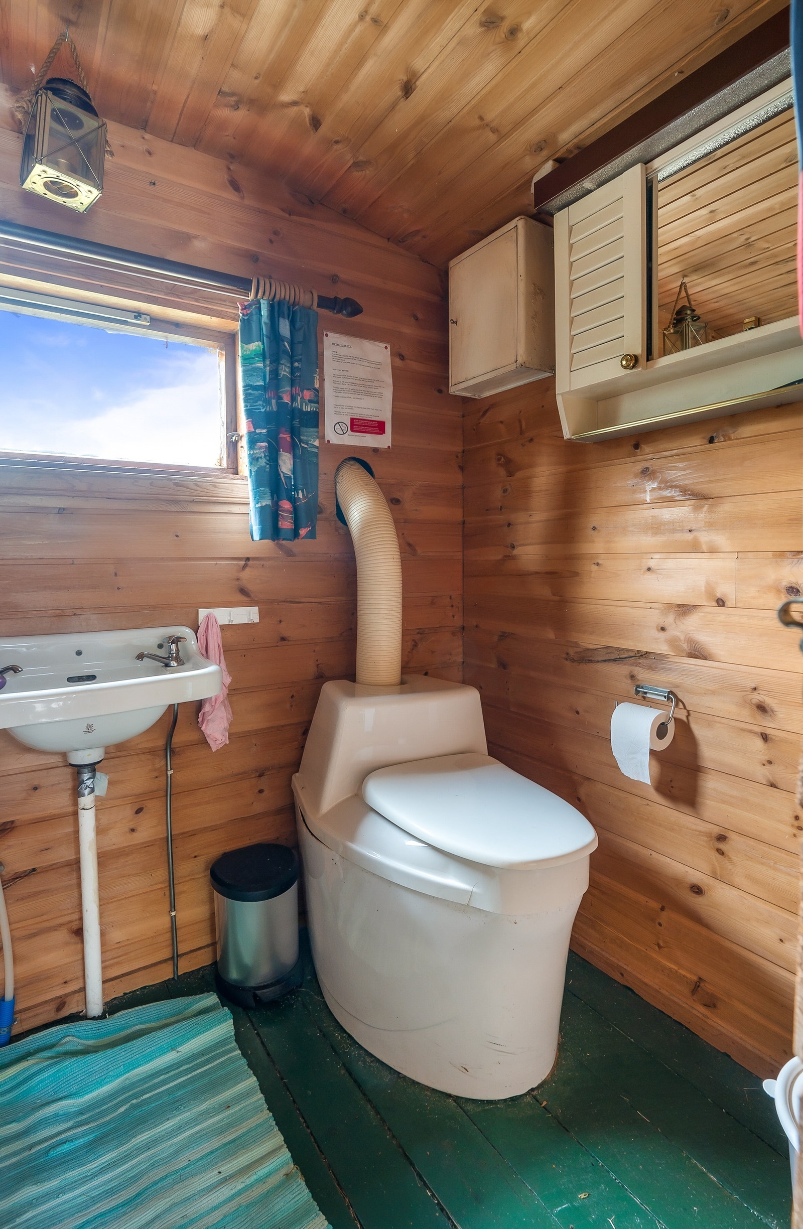 Toalett rom med vann og dusj Galleribilde