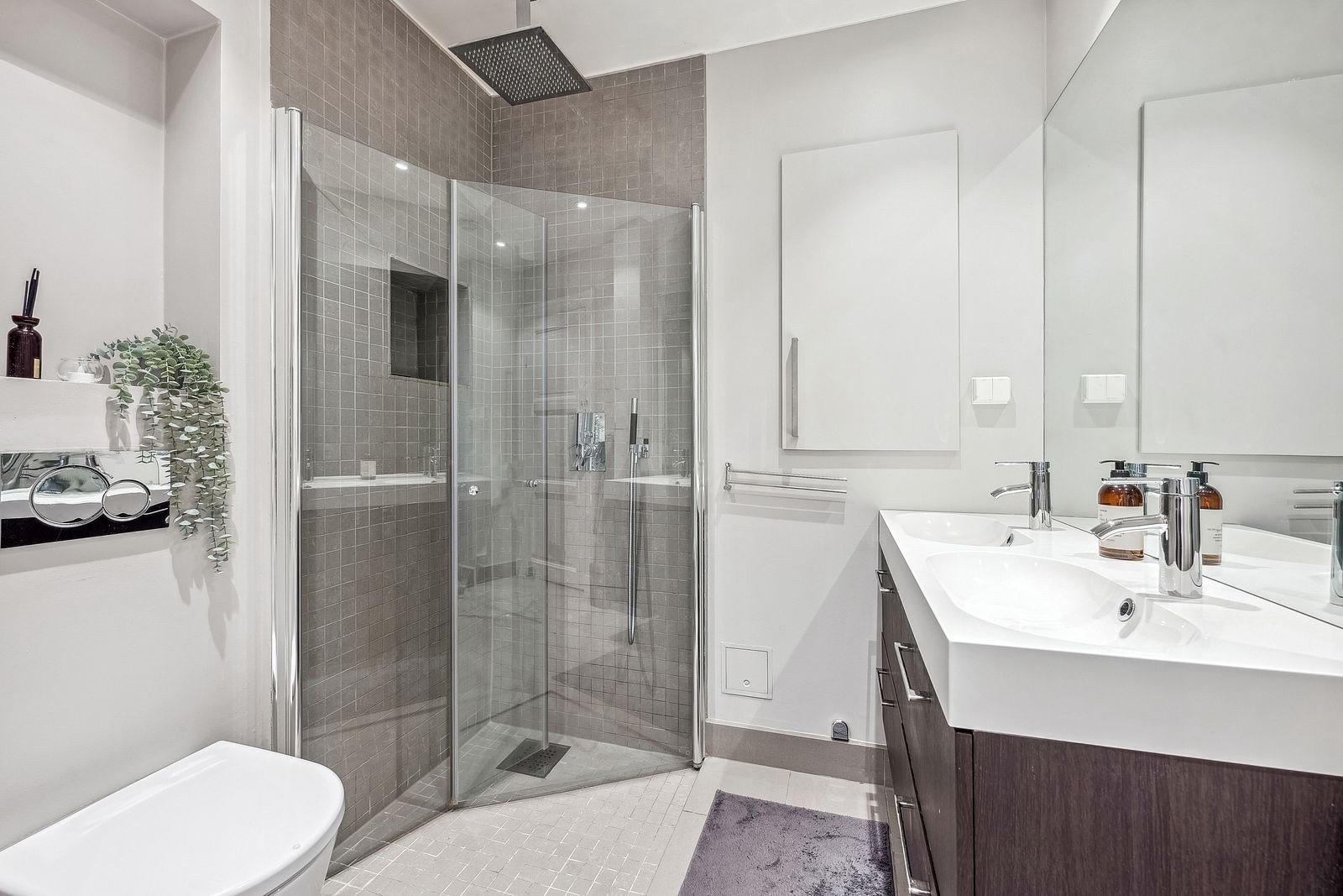 Flislagt baderom med opplegg til vaskemaskin. Galleribilde