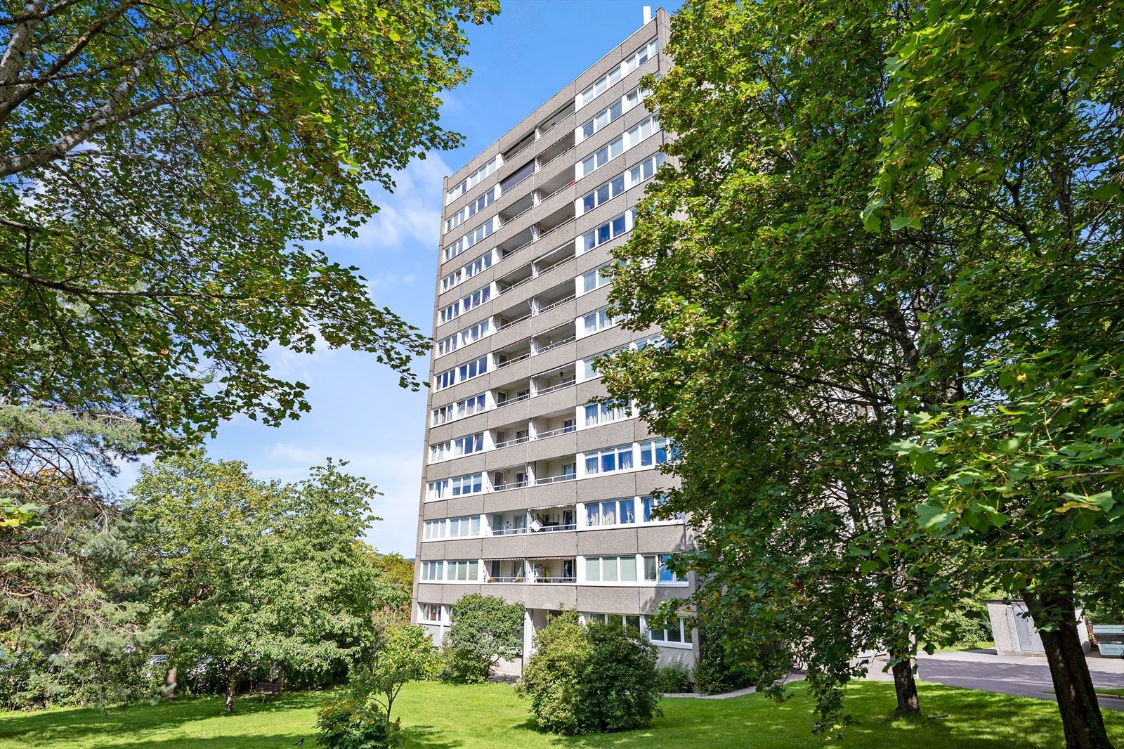 En stor og lys hjørneleilighet i 10 etasje. Dette er en innbydende 2-roms med sydøstvendt balkong, gode solforhold og langstrakt utsikt. Galleribilde