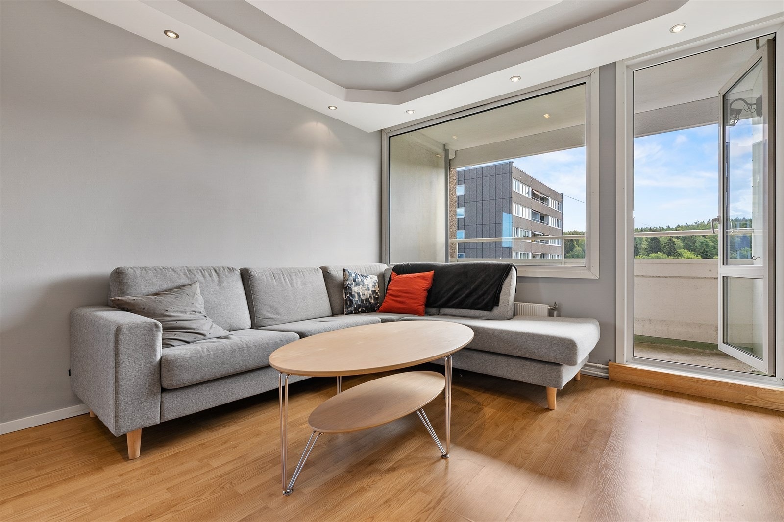 I stuen er det plass til både sofagruppe, medievegg og spisebord Galleribilde