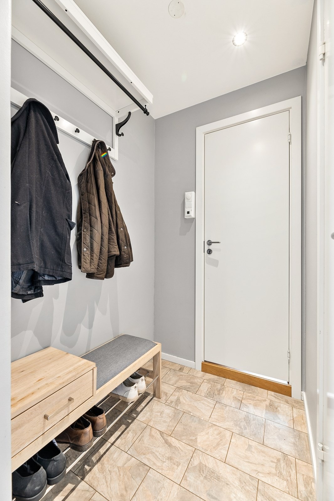 Her er det plass til skoskap og oppheng Galleribilde