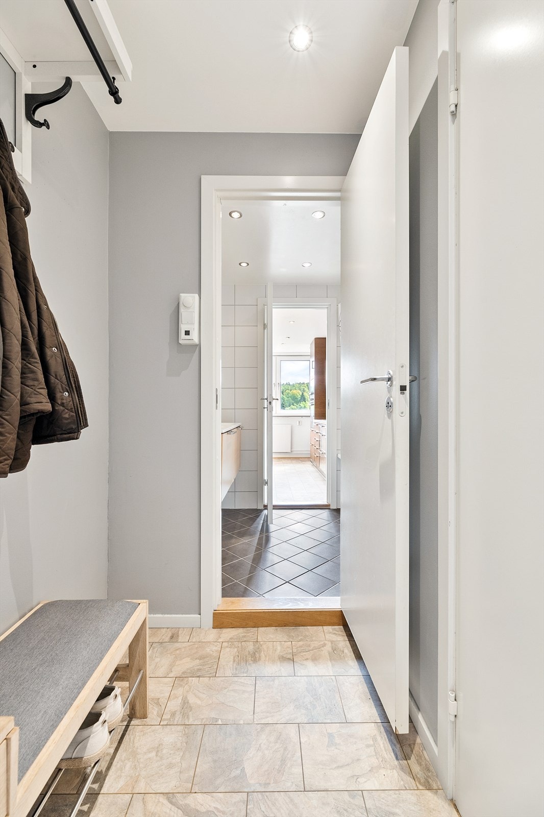 Tilgang til badet fra gangen Galleribilde