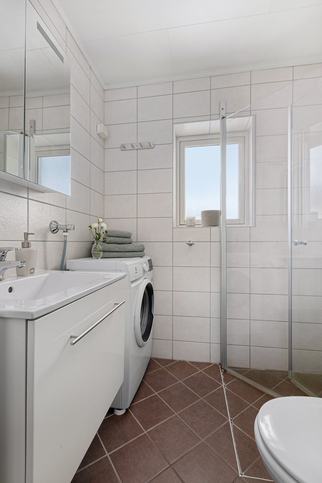 Badet har også plass til vaskemaskin Galleribilde